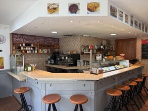 Retail in Sant Feliu de Llobregat, Barcelona to rent Interior Photo- Image 2 of 11