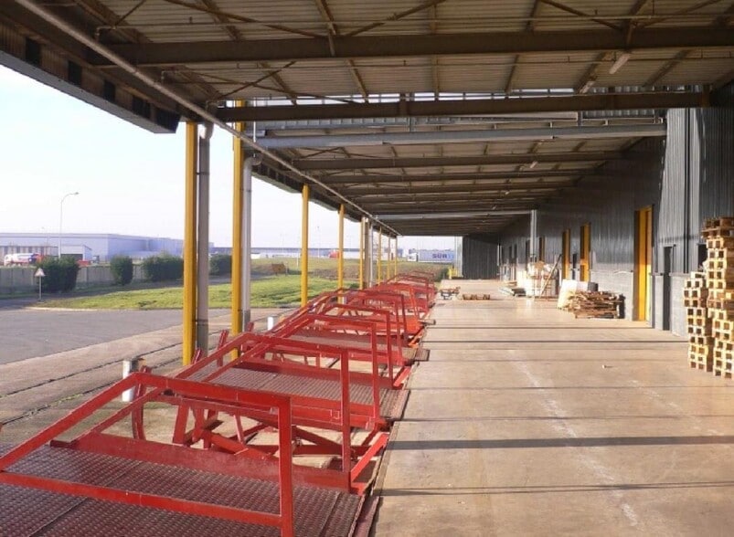 Industrial in Mitry-Mory to rent - Building Photo - Image 1 of 7