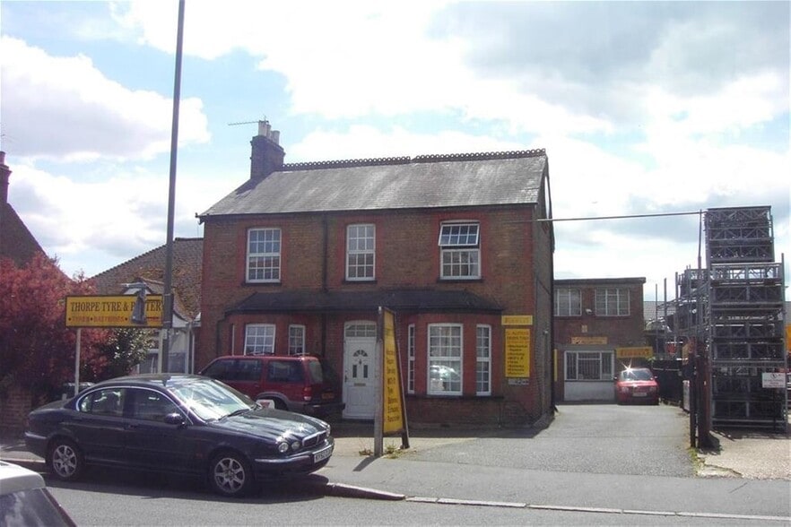 42a Feltham Rd, Ashford to rent - Building Photo - Image 2 of 7