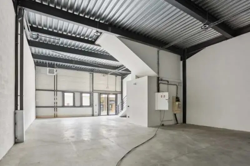 Light Industrial in Fresnes to rent Interior Photo- Image 1 of 8