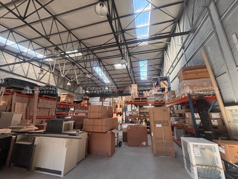Light Industrial in Marseille to rent - Interior Photo - Image 3 of 13