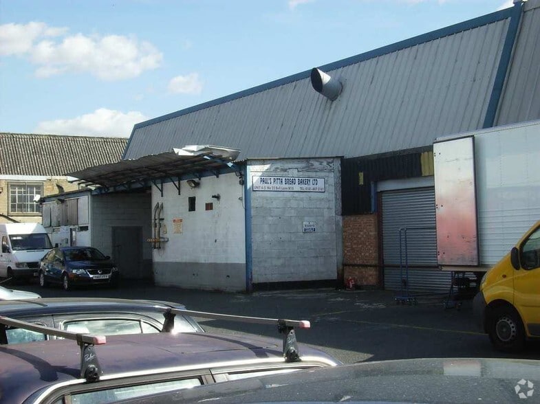 22 Bull Ln, London to rent - Building Photo - Image 2 of 4