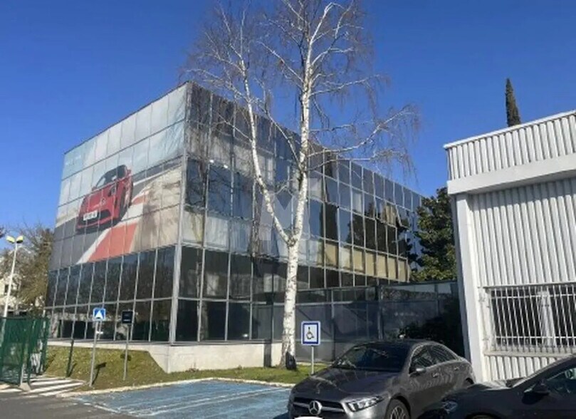 Light Industrial in Les Ulis to rent - Building Photo - Image 3 of 9