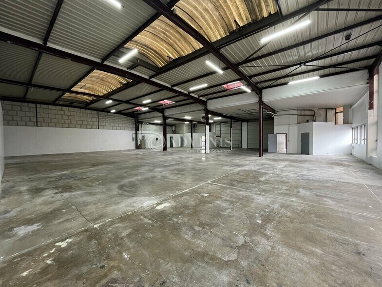 Light Industrial in Le Blanc-Mesnil to rent - Interior Photo - Image 1 of 11