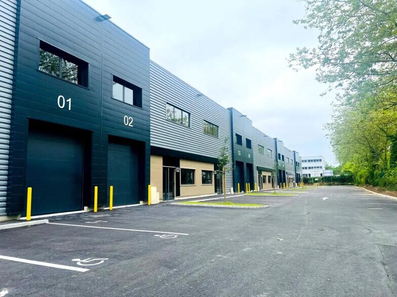 Light Industrial in Buc to rent - Building Photo - Image 1 of 14