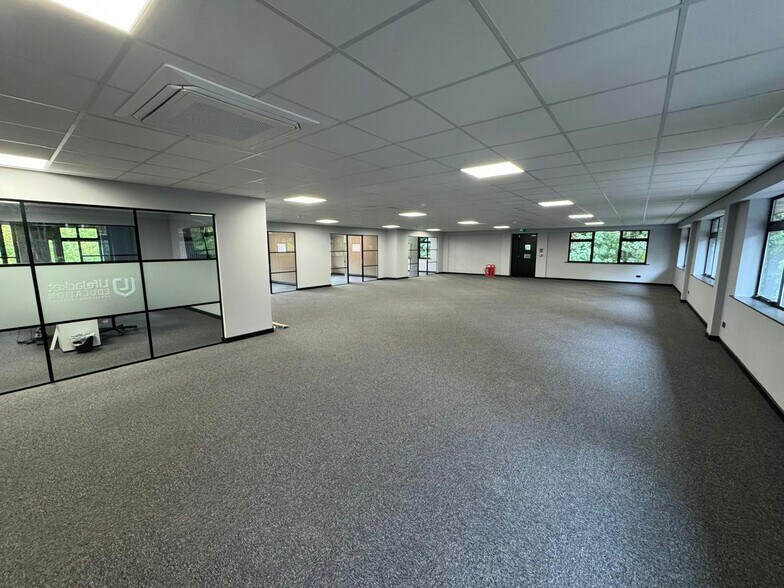 Pontefract Rd, Barnsley to rent - Building Photo - Image 3 of 16