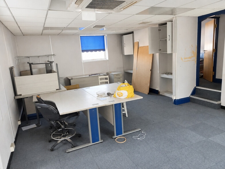 11 Knighton Fields Rd W, Leicester for sale - Interior Photo - Image 3 of 17