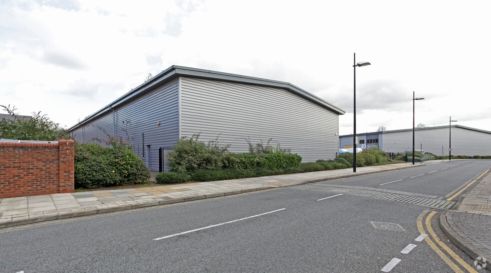 Armstrong Rd, London to rent - Building Photo - Image 3 of 6