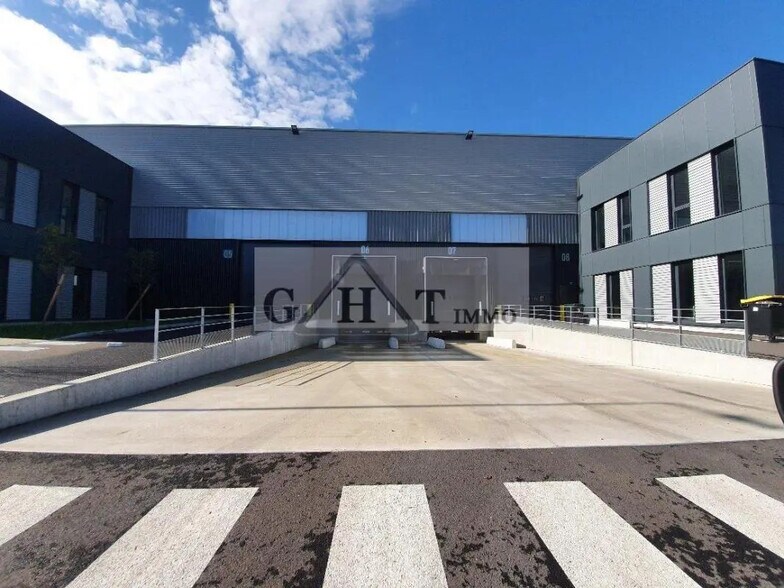 Office in Le Bourget to rent - Building Photo - Image 3 of 12