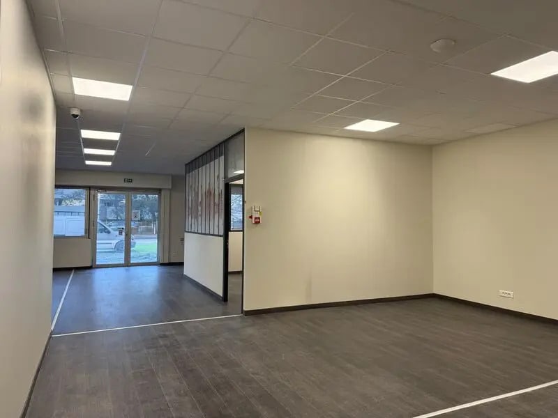 Location Commerce 407 m² - Photo 1