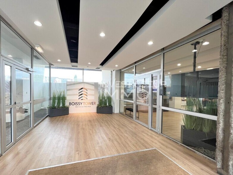Office in Boissy Saint Leger to rent - Building Photo - Image 3 of 14