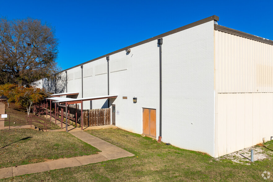 1300 E Rusk St, Jacksonville, TX for rent - Building Photo - Image 2 of 17