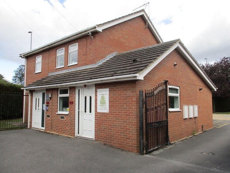 74 Bridgegate, Retford to rent - Building Photo - Image 2 of 3