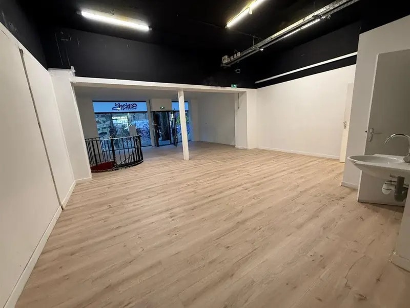 Retail in Paris to rent Interior Photo- Image 1 of 9