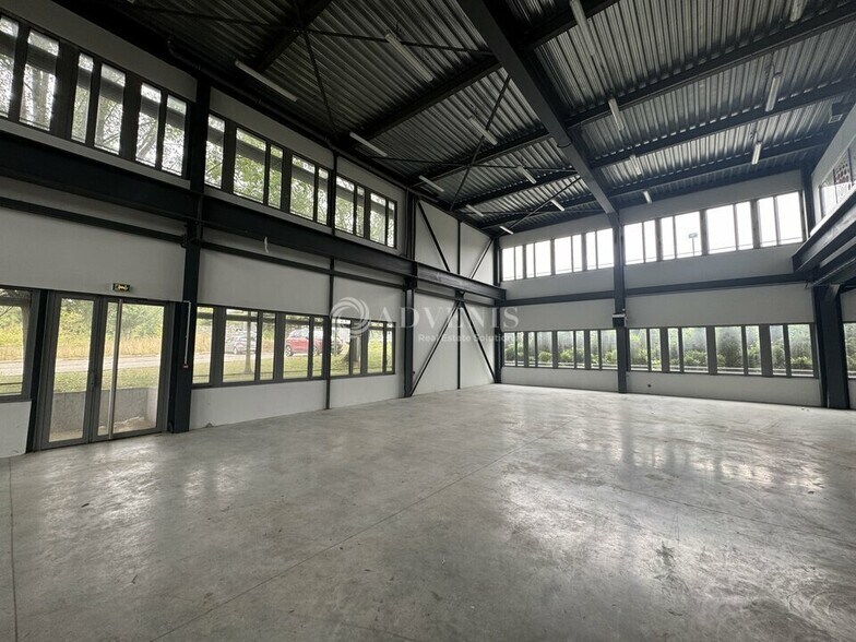 Light Industrial in Roissy-en-France to rent - Interior Photo - Image 3 of 11