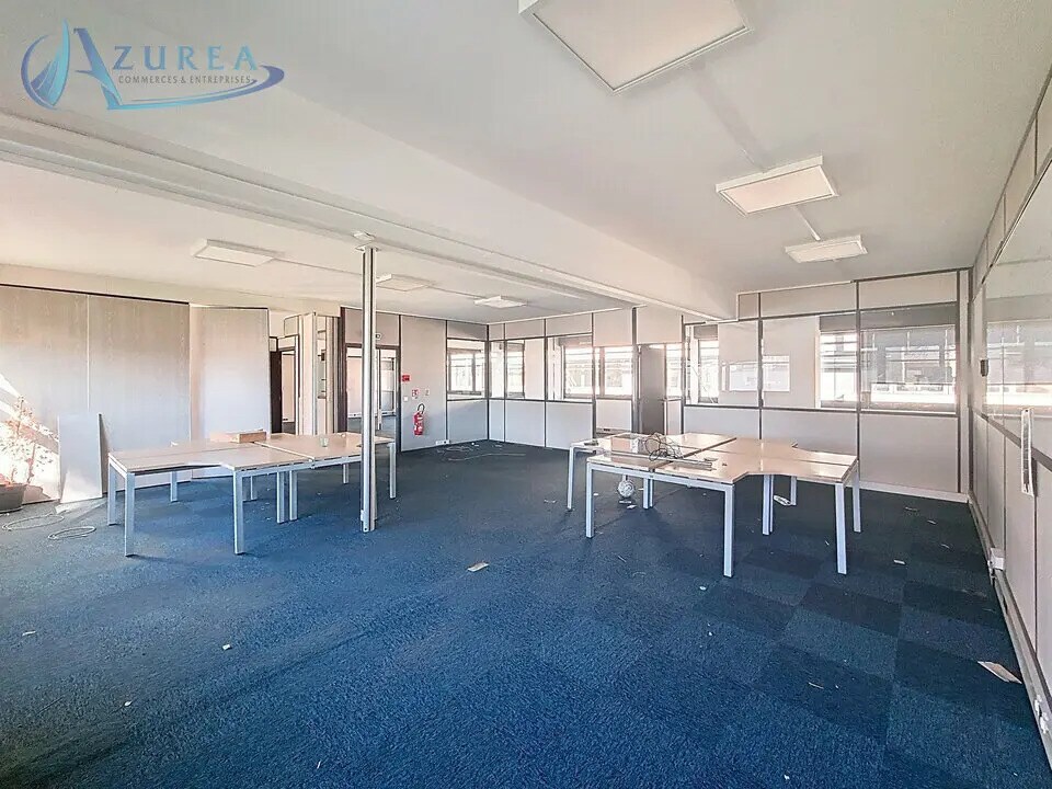 Location Bureaux 231 m² - Photo 1