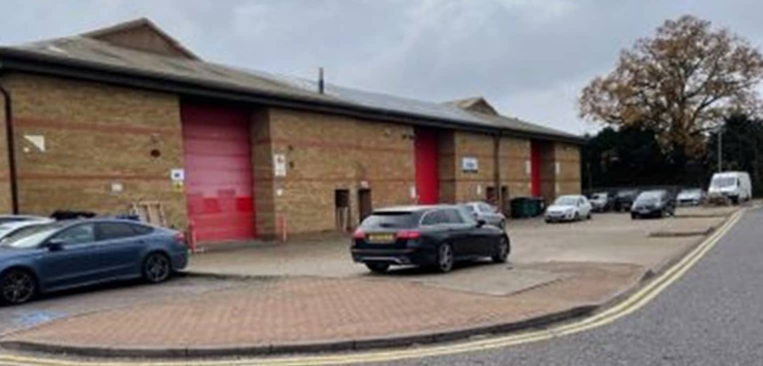 151-163 Dixons Hill Rd, North Mymms to rent Building Photo- Image 1 of 3