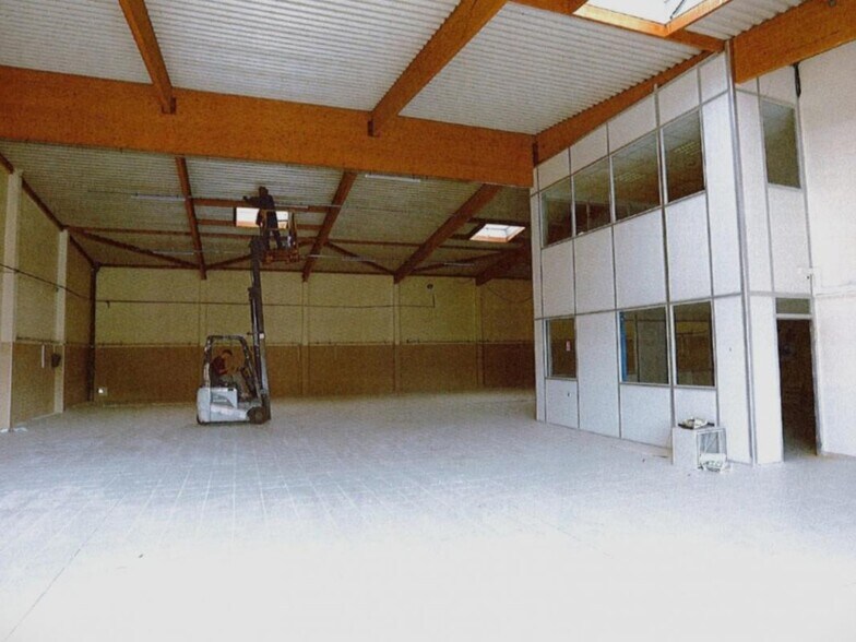 Light Industrial in Décines-Charpieu to rent - Building Photo - Image 2 of 6