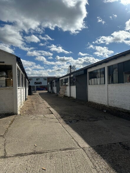 Mimram Rd, Hertford to rent - Building Photo - Image 2 of 16