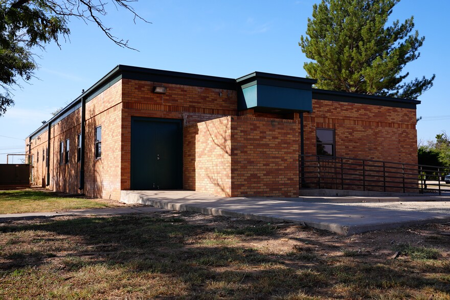 707 S Gilbert Dr, Lubbock, TX for rent - Building Photo - Image 2 of 6