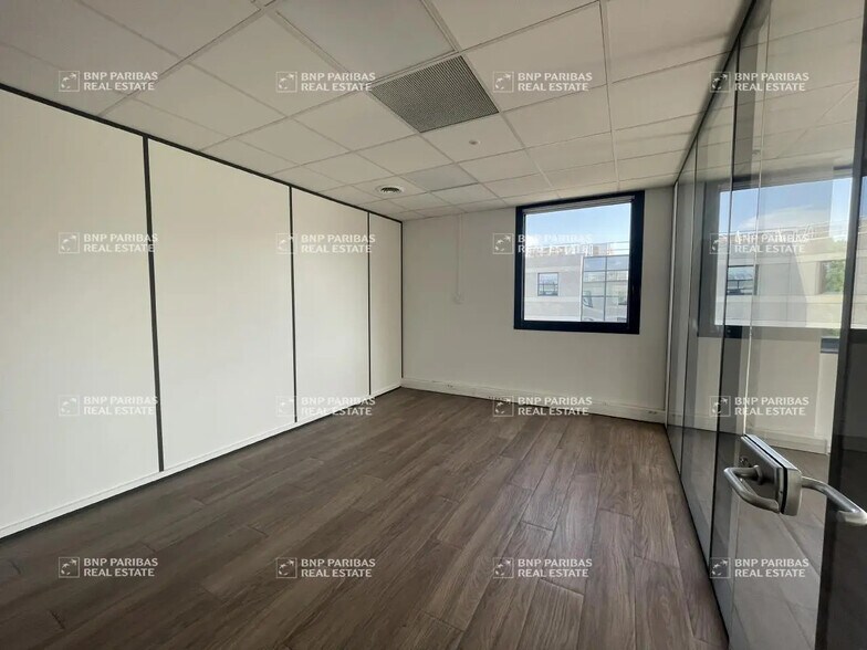 Office in Aix-en-Provence to rent - Building Photo - Image 3 of 16