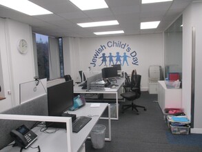 Arcadia Ave, London to rent Interior Photo- Image 2 of 2