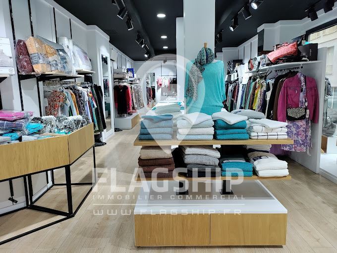 Retail in Colombes to rent Interior Photo- Image 1 of 7