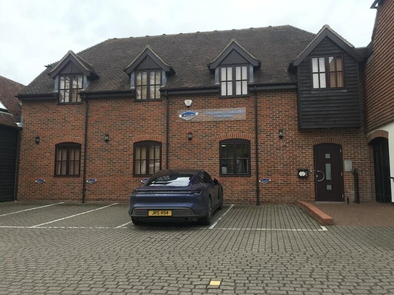 90-98 High St, Odiham to rent - Building Photo - Image 3 of 3