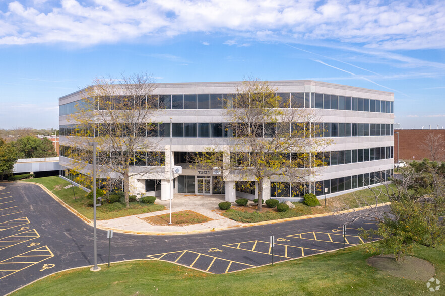 1301 Basswood Rd, Schaumburg, IL for sale - Building Photo - Image 2 of 51