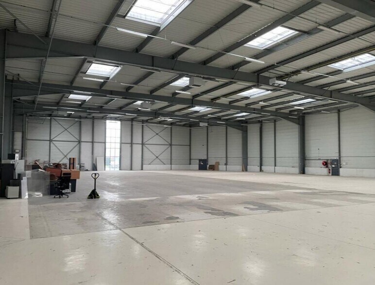 Industrial in Le Mesnil-Amelot to rent - Interior Photo - Image 3 of 14