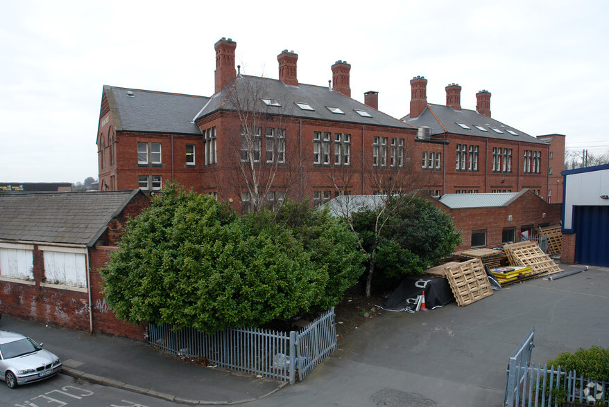 Whitehall Rd, Leeds for rent - Building Photo - Image 2 of 9