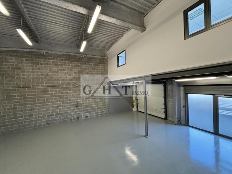 Industrial in Villeneuve-la-Garenne to rent - Interior Photo - Image 2 of 4