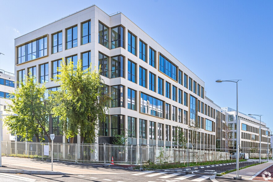 57 Avenue Jules Quentin, Nanterre to rent - Building Photo - Image 2 of 2