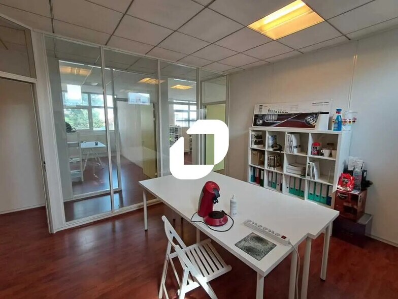 Office in Rueil-Malmaison to rent - Interior Photo - Image 3 of 6