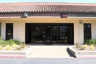 1372 N McDowell Blvd, Petaluma, CA for rent Interior Photo- Image 2 of 7