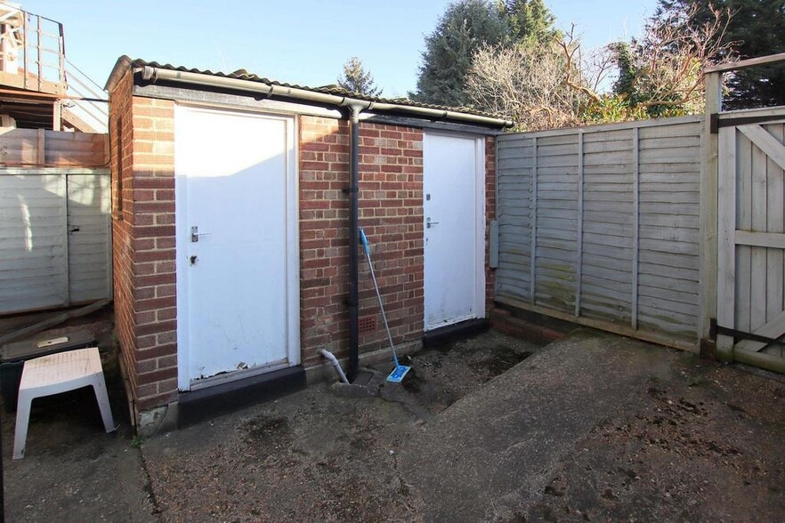 3 The Broadway, Croydon to rent - Building Photo - Image 2 of 8