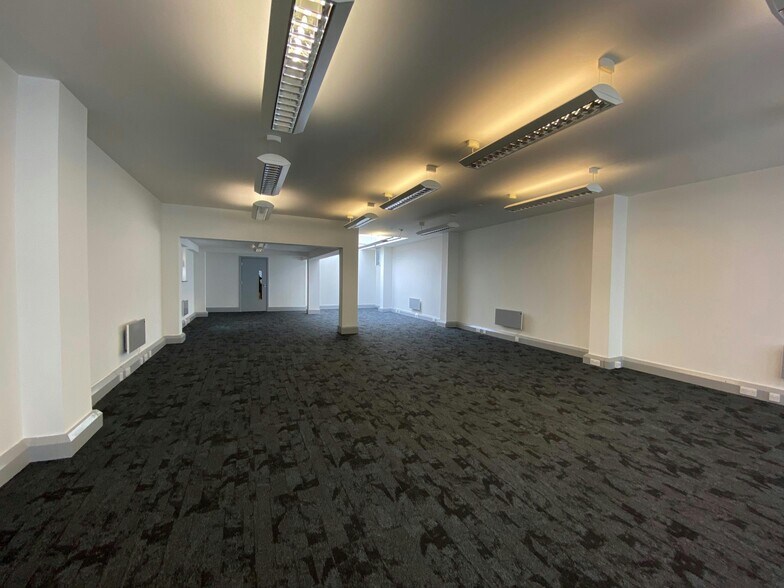 7 St James Sq, Manchester for rent - Building Photo - Image 2 of 10