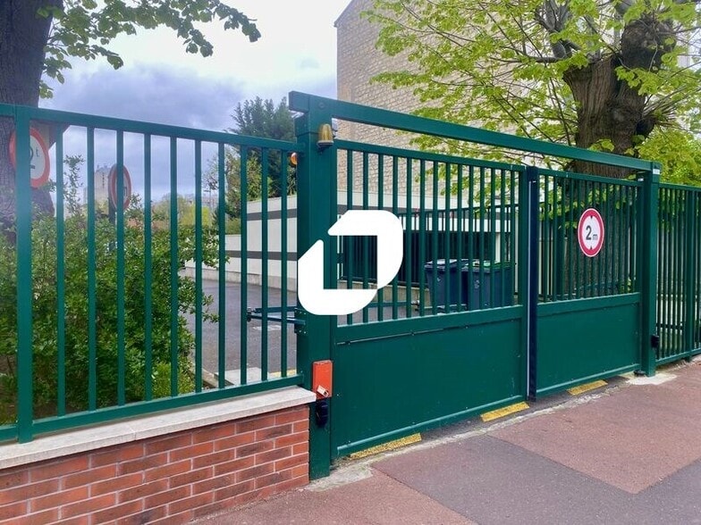 Office in Rueil-Malmaison to rent - Building Photo - Image 2 of 14