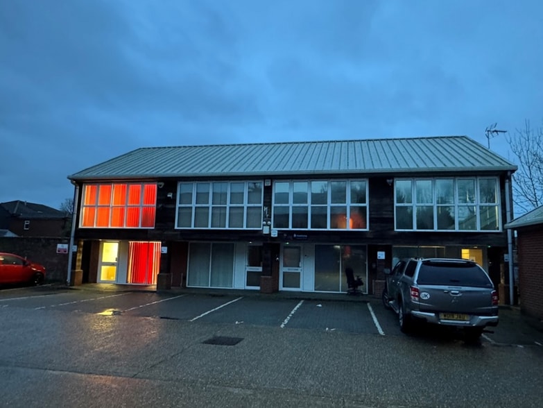 Millbrook Rd E, Southampton to rent - Primary Photo - Image 1 of 1