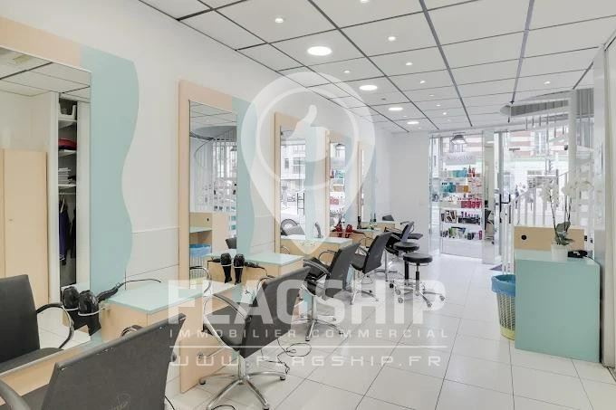 Retail in Clichy to rent - Interior Photo - Image 1 of 3