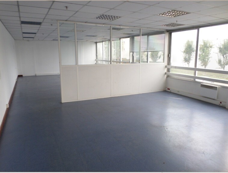 Industrial in Saint-Denis to rent - Building Photo - Image 3 of 7