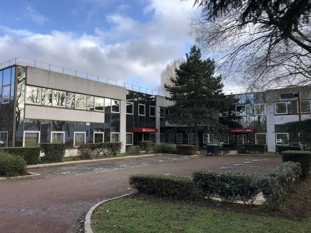 Office in Tremblay-en-France to rent Building Photo- Image 1 of 34