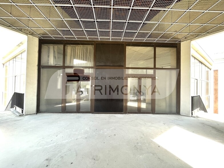 Light Industrial in Gémenos to rent - Lobby - Image 2 of 10
