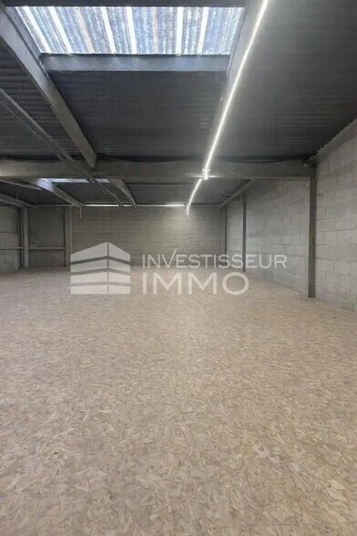 Light Industrial in Villeneuve-la-Garenne to rent - Interior Photo - Image 2 of 8