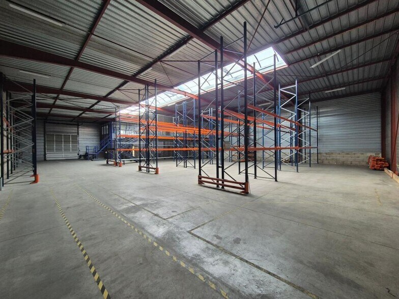 Industrial in Saint-Soupplets to rent - Interior Photo - Image 3 of 9