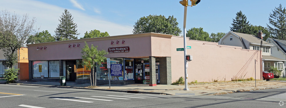 1651-1655 Grand Ave, Baldwin, NY for sale - Building Photo - Image 3 of 9