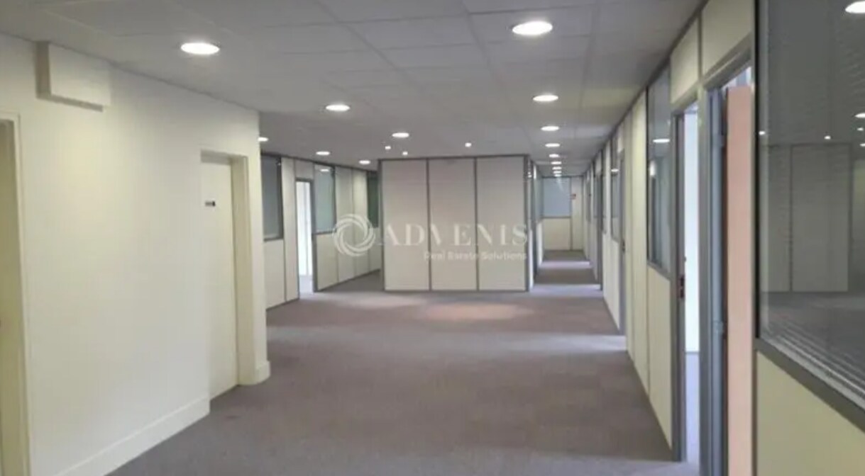 Office in Noisy-le-Grand to rent Interior Photo- Image 1 of 4