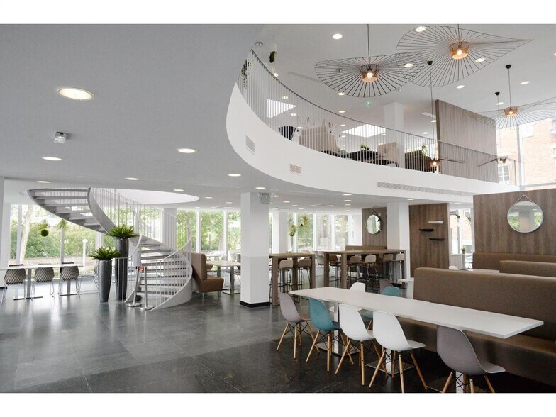 Office in Neuilly-sur-Seine to rent - Building Photo - Image 3 of 13