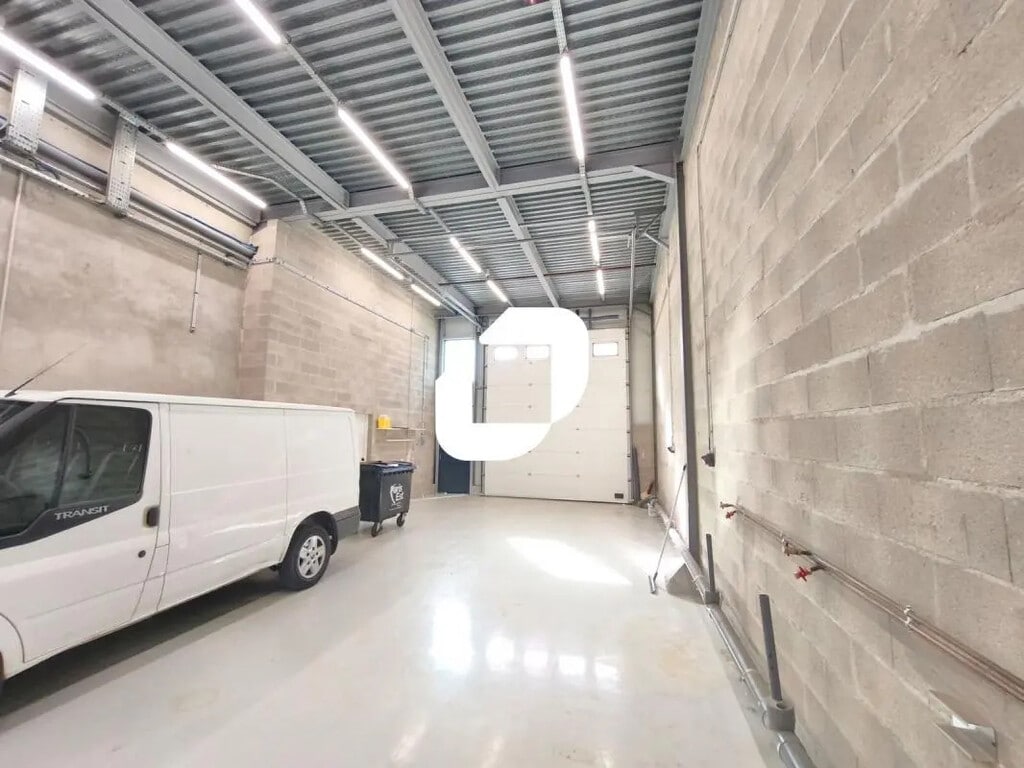 Location Local d'activités 492 m² - Photo 1