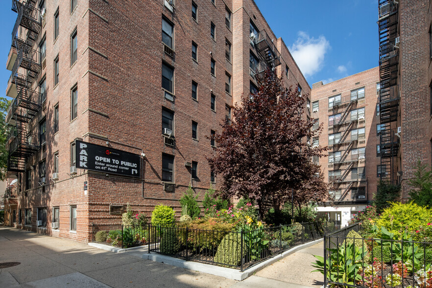 132-35 Sanford Ave, Flushing, NY for sale - Primary Photo - Image 1 of 1